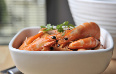 Bol de crevettes roses cuites