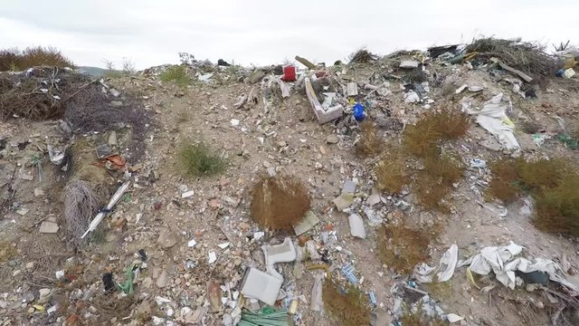 Escombros y monta&ntilde;a de basura desde dron