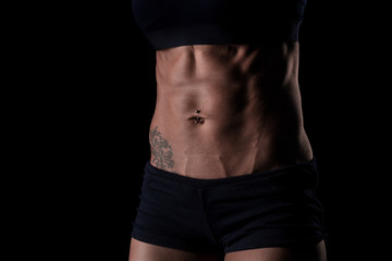 weiblicher trainierter Bauch, Lowkey