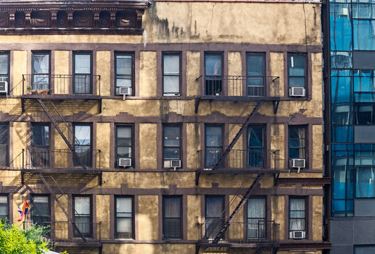 Fototapeta Old Buiding facade seen from the High Lane Park in Manhattan