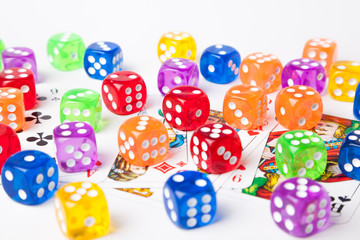 Würfel auf Spielkarten