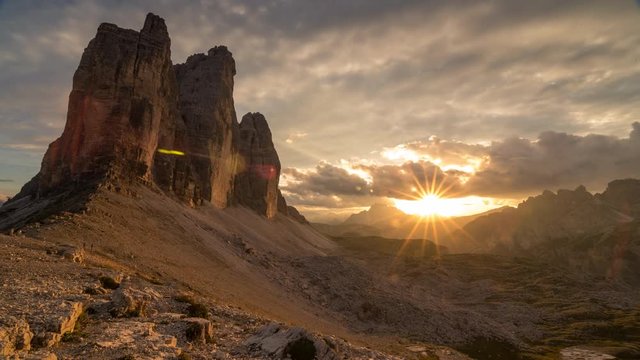 Drei Zinnen bei Sonnenuntergang im Sommer - Zeitraffer