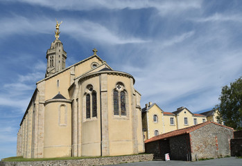 Fototapeta na wymiar St-Michel-Mont-Mercure, Vendée, l'église surmontée d'un archange Saint-Michel doré comme au mont St-Michel