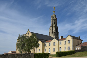 Fototapeta premium St-Michel-Mont-Mercure, Vendée, l'église surmontée d'un archange Saint-Michel doré comme au mont St-Michel