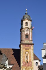 Fototapeta na wymiar Turm der Pfarrkirch St.Peter u.Paul, Mittenwald