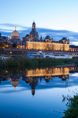 Fototapeta na wymiar Terrassenufer Dresden zur blaue Stunde