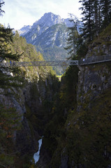 Fototapeta na wymiar Panoramabrücke über die Leutasch-Klamm, Mittenwald