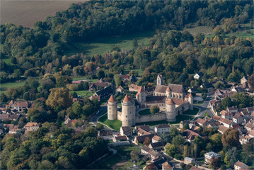 Fototapeta na wymiar Vue aérienne du château de Blandy-les-Tours à l'est de Paris