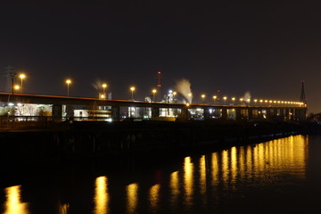 Fototapeta na wymiar Köhlbrandbrücke bei Nacht