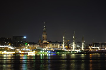 Fototapeta na wymiar Landungsbrücken in Hamburg bei Nacht