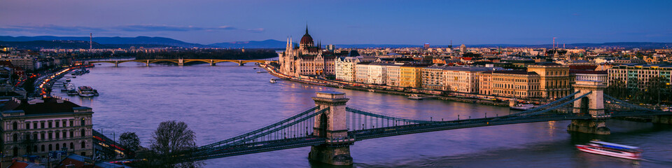 Naklejka na ściany i meble Chain bridge and Parliament building in Budapest, Hungary at sunset