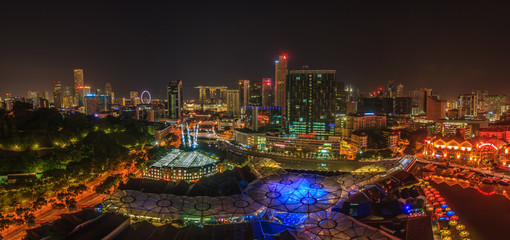 Stadtpanorama von Singapur bei Nacht