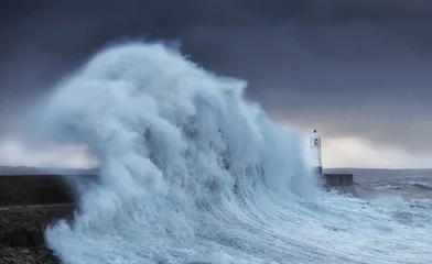 Photo sur Plexiglas Côte L& 39 ouragan Brian frappe Porthcawl Des vagues colossales frappent un phare alors qu& 39 il subit deux coups en une semaine lorsque l& 39 ouragan Storm Brian atterrit sur la côte de Porthcawl, dans le sud du Pays de Galles, au Royaume-Uni.