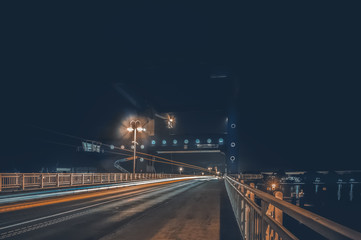 Fototapeta na wymiar Nächtlicher Strassenverkehr auf der Brücke