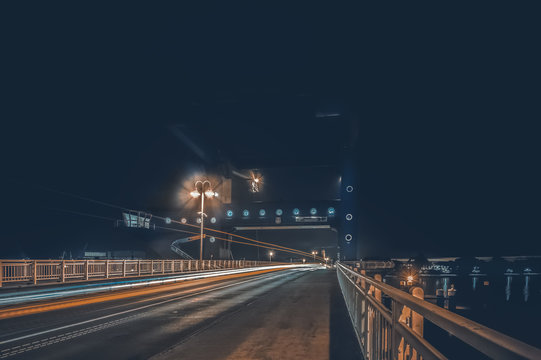Fototapeta Nächtlicher Strassenverkehr auf der Brücke