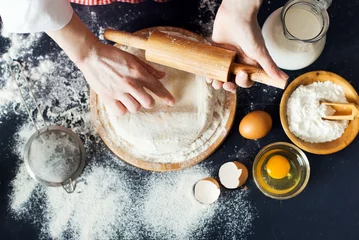 Crédence de cuisine en verre imprimé Boulangerie Making dough by female hands at bakery
