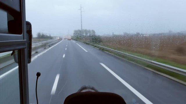 bus sur l'autoroute sous la pluie
