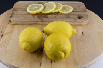 limones enteros y en rodajas