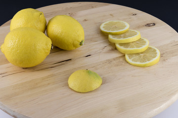 limones enteros y en rodajas