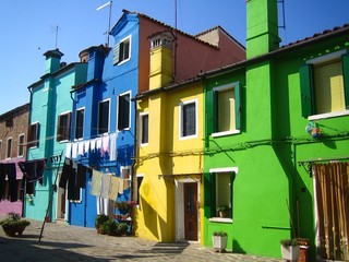 Fototapeta na wymiar Façades de maisons aux couleurs vives à Burano (Italie)