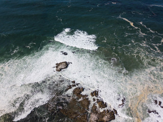 Naklejka premium Aerial of Waves Crashing on Rocky, California Seashore
