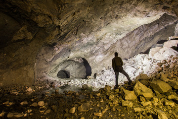 Obraz premium Miner in the underground quartz ore mine shaft tunnel