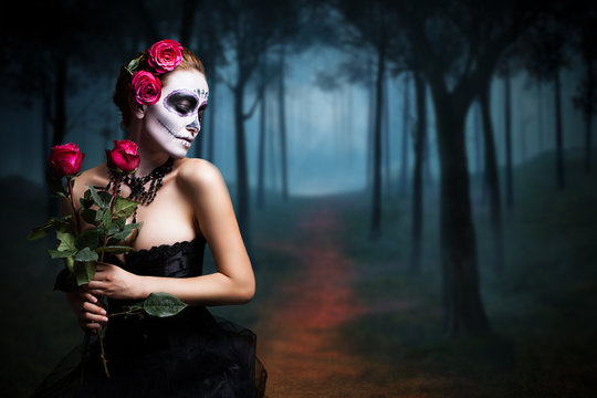 Día de los Muertos (Tag der Toten) - attraktive Frau mit sugar Skull Make-Up 