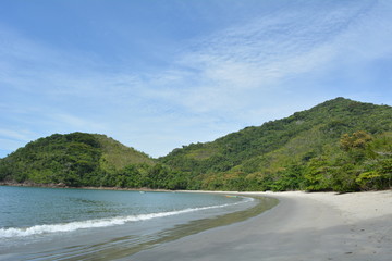 Praia da Justa, Ubatuba, SP, Brasil, num dia de céu claro, com montanhas verdes ao fundo, Mata...