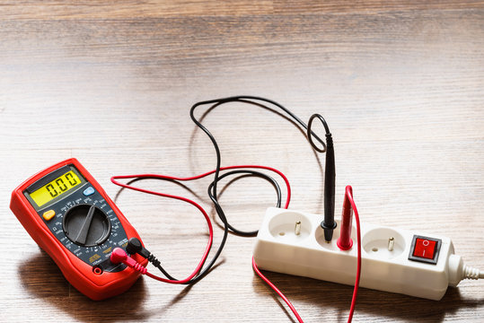 Measurement voltage in electrical socket with multimeter