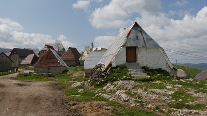 Fototapeta na wymiar Balcani occidentali case dei pastori nel villaggio di Lukomir in Bosnia Herzegovina