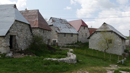 Fototapeta premium Antico villaggio di Lukomir in Bosnia Herzegovina sui monti Balcani occidentali