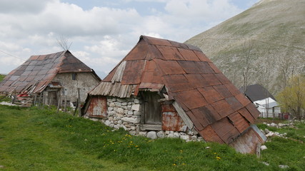 Fototapeta premium Antico villaggio di Lukomir in Bosnia Herzegovina sui monti Balcani occidentali