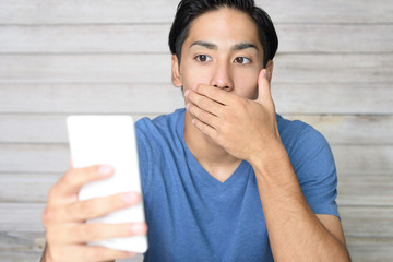 驚いた表情の男性