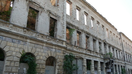Fototapeta premium Mostar palazzo in rovina distrutto dalla guerra