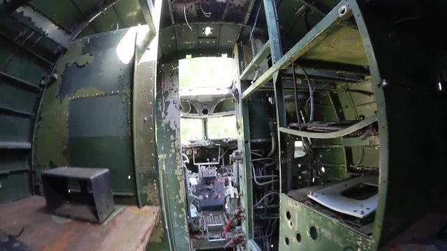 Relitto di aeroplano da guerra interno cabina di pilotaggio