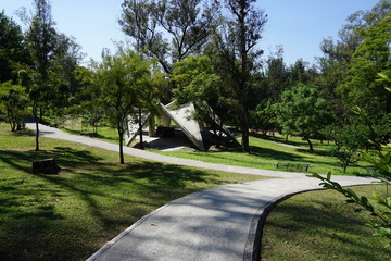 Araña de concreto en el parque