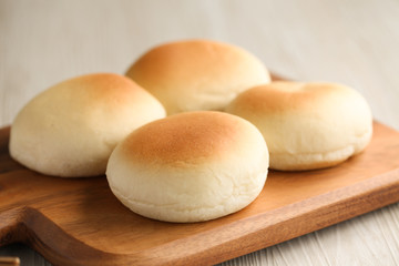 木のまな板にのせた 焼きたての白パン