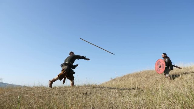 Человек бросает копье