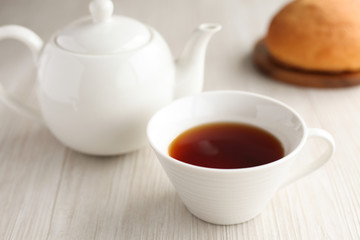 テーブルにのせた紅茶 ティーポット　ティーカップ