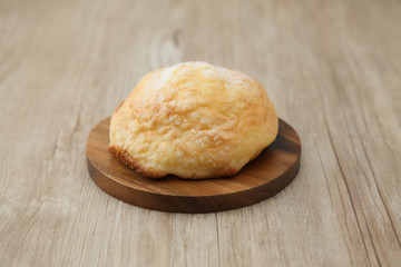 木の皿にのせたメロンパン