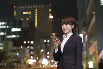 スマートフォンを持つビジネスウーマン