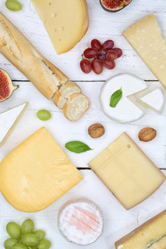 Käseplatte Schweizer Käse Platte Brot Camembert Hochformat von oben