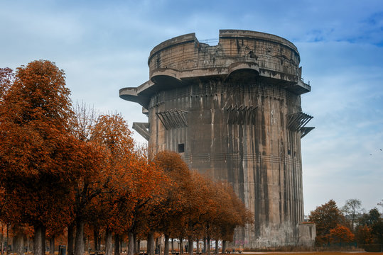 Flakturm im Augarten , Herbst