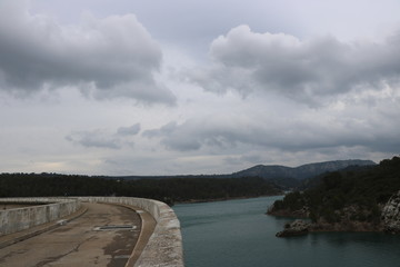 Barrage de Bimont ciel nuageux 