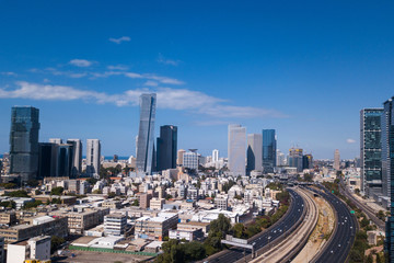 Obraz premium Aerial footage of Tel Aviv's skyline along the city's business district with ayalon freeway and skyscrapers.