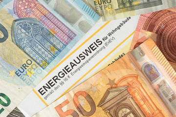 Ein Energieausweis für ein Gebäude und Euro Geldscheine