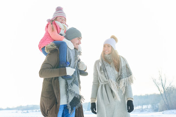 Familie im Winterurlaub geht spazieren
