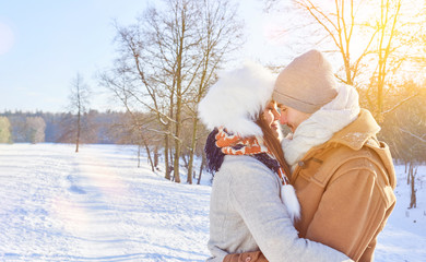 Verliebtes Paar umarmt sich im Winter