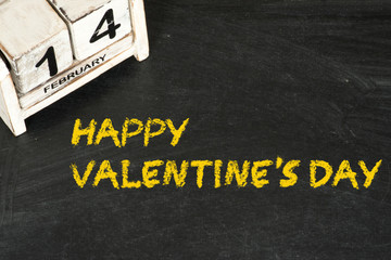 Eine Kreidetafel, Kalender und Valentinstag