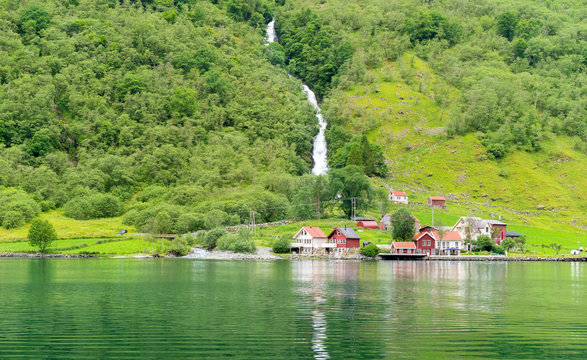 Kleines Dorf am Fjord in Norwegen